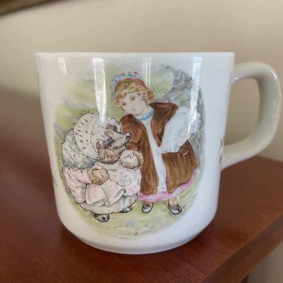 Wedgwood Beatrix Potter Mrs Tiggly-Winkle hedgehog Cup Mug England - Picture 3 of 7